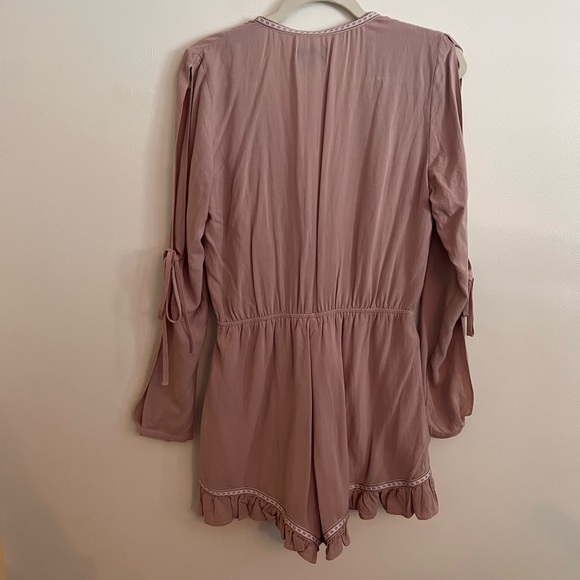 Ruffled long sleeve romper - Picture 2 of 2